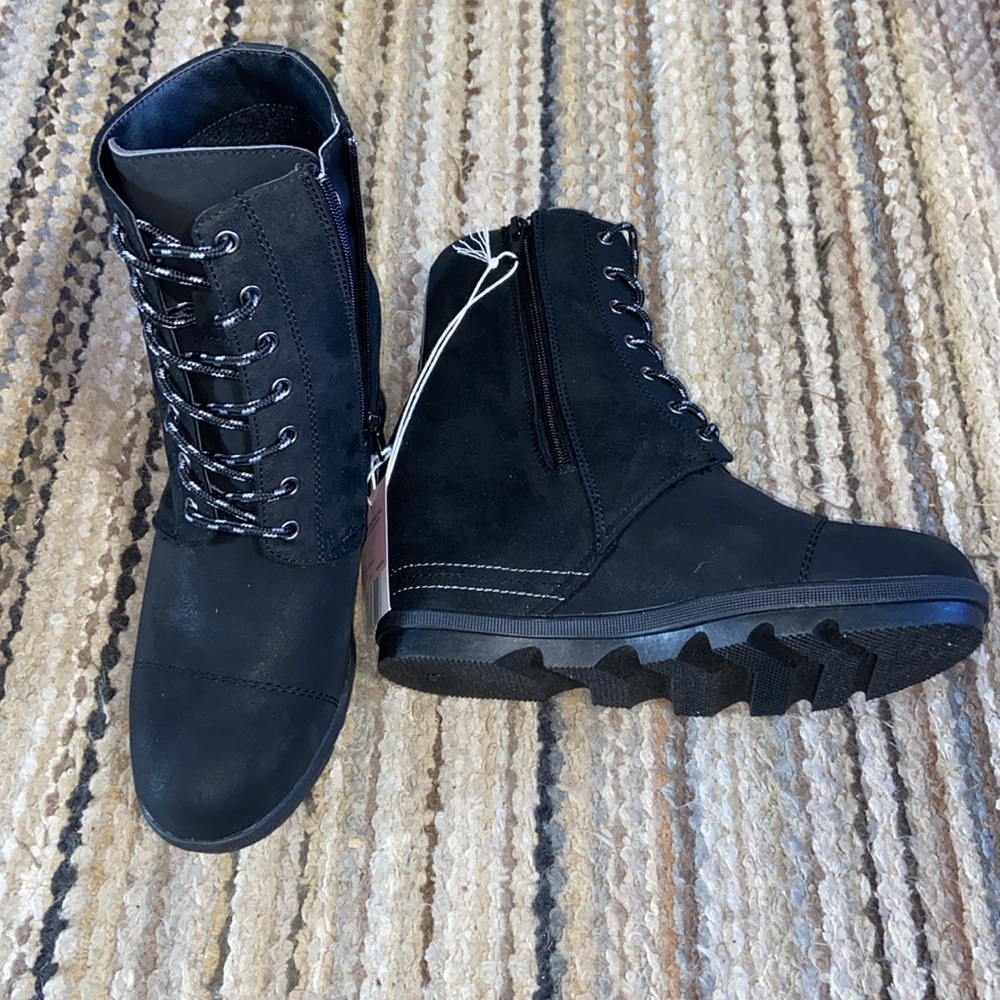 Brand New in Box SERRA Ladies Wedge Boots 9
